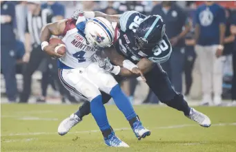  ?? - La Presse canadienne: Jon Blacker ?? Le quart Darian Durant, des Alouettes de Montréal, en a eu plein les bras face à la défensive des Argonauts de Toronto, dimanche.