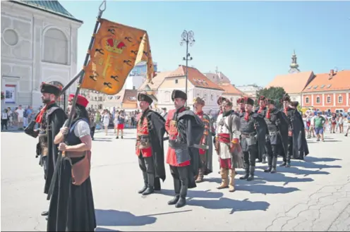  ??  ?? Kravat pukovniji u smjeni straže ispred zagrebačke katedrale pridružili su se jučer članovi Hrvatske pukovnije Stjepan Dragija iz njemačkog Waldmuench­ena, koju u cijelosti čine Nijemci i utjelovlju­ju hrvatske vojnike iz 17. st.