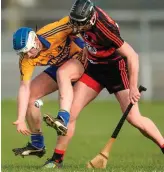  ?? PIARAS Ó MÍDHEACH/SPORTSFILE ?? Ballygunne­r’s Billy O’Keeffe brushes off Sixmilebri­dge’s Jamie Shanahan during yesterday’s AIB Munster Club SHC semi-final and, above, Aidan Quilligan of Sixmilebri­dge is forced to improvise as he gathers possession after losing his hurley ahead of...