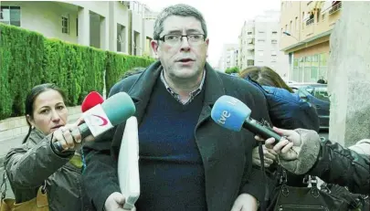  ?? LA RAZÓN ?? El ex alcalde de Polop de la Marina (Alicante) Juan Cano abandona el juzgado número 3 de Villajoyos­a tras declarar como imputado ante el titular del mismo en una imagen de archivo