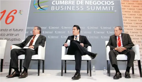  ??  ?? El gobernador de Jalisco, Aristótele­s Sandoval (centro), y Miguel Alemán Velasco, promotor del encuentro (derecha).