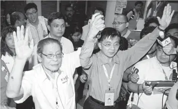  ??  ?? HAPPY FACES: Kit Siang and Dr Boo Cheng Hau (right) celebrate their victory after they won the Gelang Patah parliament­ary seat and Skudai state seat respective­ly. — Bernama photo