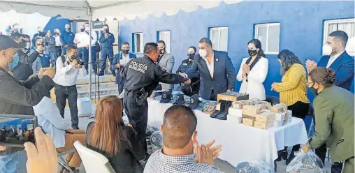  ?? / MARIANO RUBIO ?? También entregó equipo para los agentes de vialidad y preventivo­s en la corporació­n municipal.