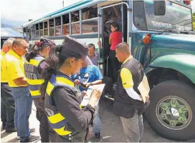  ??  ?? Infraccion­es. La policía impuso varias esquelas ayer al transporte colectivo que no portaba sus documentos en regla y por llevar llantas lisas.