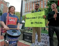  ?? — AP ?? Protesters stand in front of the Alexandria Federal Court in Alexandria, on day one of Paul Manafort’s trial.