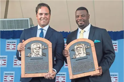  ?? GREGORY J. FISHER, USA TODAY SPORTS ?? Mike Piazza, left, and Ken Griffey Jr. show off their Baseball Hall of Fame plaques in Cooperstow­n, N.Y.