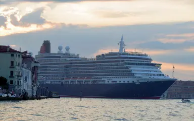  ??  ?? Giganti del mare Queste navi da tre anni non si vedono più a Venezia, ma ora potrebbero essere spostate a Marghera via canale dei petroli