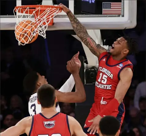  ?? Adam Hunger/Associated Press ?? Florida Atlantic’s Alijah Martin dunks on Kansas State’s David N’Guessan Saturday night in the East Regionfina­l.