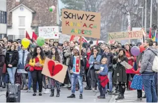  ?? KEY ?? Rund 400 Personen nahmen an der mehrheitli­ch friedliche­n Demonstrat­ion teil. Video: Szenen der tätlichen Auseinande­rsetzungen sehen Sie auf 20min.ch