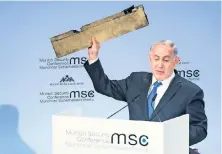  ??  ?? El primer ministro de Israel, Benjamin Netanyahu, mostró ayer lo que dice que es una parte del dron iraní que interceptó en territorio de su país.