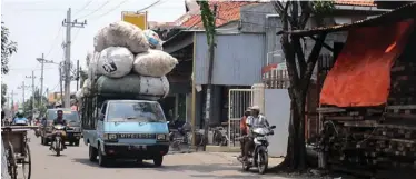  ?? EKO HENDRI/JAWA POS ?? BERBAHAYA: Mobil dengan muatan berlebih sering terlihat melintasi Jalan Wonokusumo-Tenggumung, Kecamatan Semampir.