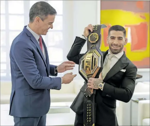  ?? ?? Ilia Topuria sonríe mientras muestra a Pedro Sánchez el cinturón de campeón mundial del pluma de la UFC.