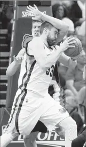  ?? Mike Brown
European Pressphoto Agency ?? MARC GASOL GOES hard to the basket against Portland’s Meyers Leonard during the Grizzlies’ win.