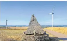  ??  ?? „Steine an der Grenze“: Paul Schneiders Durchblick-Skulptur flankiert von den ihm verhassten Windrädern.
FOTO: REIMUND LUX