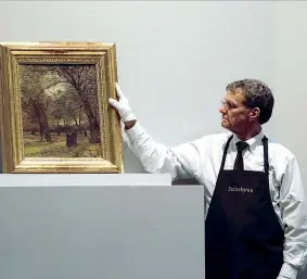  ??  ?? Il dipinto
Un esperto di Sotheby’s mostra il quadro di Van Gogh