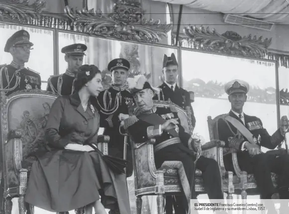  ??  ?? EL PRESIDENTE Francisco Craveiro (centro) con Isabel II de Inglaterra y su marido en Lisboa, 1957.