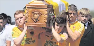  ?? PETER MORRISON ?? Members of Clonduff GAC carry Pearce Branagan’s coffin from the family home to St John’s church, near Hilltown