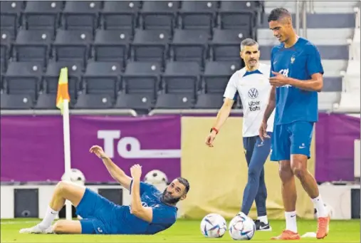  ?? ?? Benzema y Varane no pudieron terminar la sesión de entrenamie­nto de Francia en Doha y siguen siendo duda para el debut.