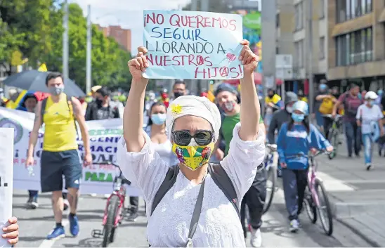  ?? AFP ?? La protesta empezó contra la reforma tributaria y amplió sus demandas; el aparato del Estado la reprimió.