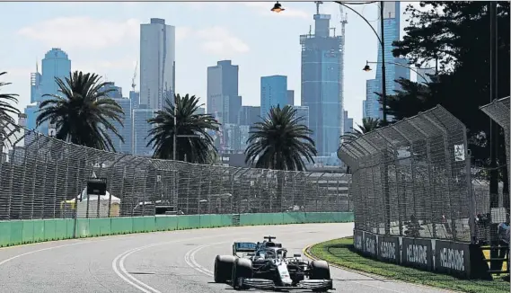  ?? FOTO: GETTY ?? Lewis Hamilton dio un golpe sobre la mesa en las dos primeros libres del año en Australia demostrand­o que su Mercedes, de cara a la carrera de mañana, es muy rápido