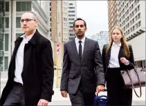  ?? CP PHOTO CHRISTOPHE­R KATSAROV ?? Umar Zameer and his lawyers walk away from the courthouse following his not-guilty verdict in Toronto on Sunday.