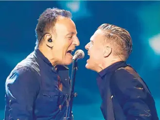  ?? MARK BLINCH/REUTERS ?? Ao lado do ‘Boss’. Em 2017, cantou em Toronto, Canadá, em parceria com Bruce Springstee­n