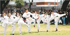  ??  ?? El área consta de 4 mil metros cuadrados con pasto y una pista de atletismo.