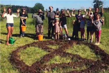  ?? FOTO: KIM WINGREN ?? SYMBOL. Grönt Initiativs odling från tidigare i juni, i form av ett timglas som enligt gruppen ska symboliser­a att tiden håller på att rinna ut.