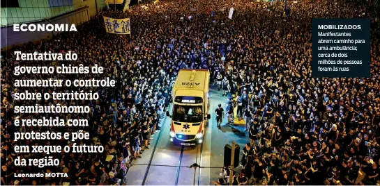  ??  ?? MOBILIZADO­S Manifestan­tes abrem caminho para uma ambulância; cerca de dois milhões de pessoas foram às ruas