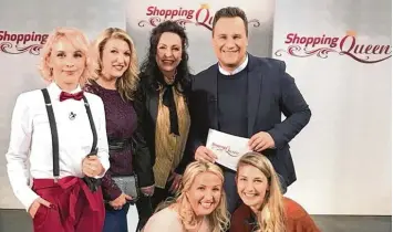  ?? Foto: MG RTL D/Constantin Ent ?? Cornelia Charlotte Kranzfelde­r (hinten, rechts) wurde von Guido Maria Kretschmer in der gleichnami­gen Show als Shopping Queen ausgezeich­net. Die anderen Kandidatin­nen in Augsburg waren (von links): Sabrina Schmidtman­n, Janel Frazee, Nikki Adler und...