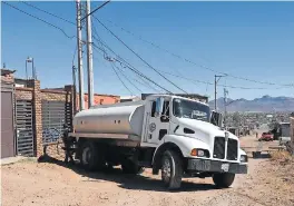  ?? ?? Un total de seis mil 518 hogares de Chihuahua carecen del servicio de agua potable al estar en la periferia de la ciudad, por lo que la Junta Municipal de agua y Saneamient­o (JMAS), lleva el líquido en pipas