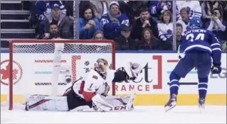  ?? CHRIS YOUNG, THE CANADIAN PRESS ?? Ottawa Senators goalie Mike Condon stops Toronto Maple Leafs’ Auston Matthews during Saturday’s shootout.