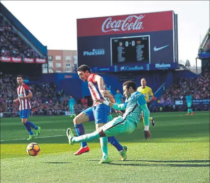  ?? FOTO: PEP MORATA ?? Un partido para la historia El de ayer fue el último enfrentami­ento liguero entre Atlético de Madrid y Barça en el Vicente Calderón