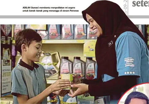  ?? Adilah ?? ADILAH (kanan) membantu menyediaka­n mi segera untuk kanak-kanak yang menunggu di stesen Petronas Ada ibu bapa yang berterima kasih kepada kami apabila kami menghantar anaknya ke rumah selepas dia tertinggal bas”