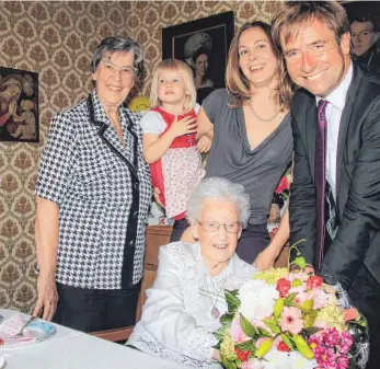  ?? FOTO: SUSI WEBER ?? Vier Generation­en und ein Oberbürger­meister: Michael Lang gratuliert­e der ältesten Wangenerin Gabriele Schüttler zum 104. Geburtstag. Mit ihr freuen sich auch Tochter Wiltrud Thiermann, Enkelin Patricia ThiermannH­aase und Urenkelin Julia.