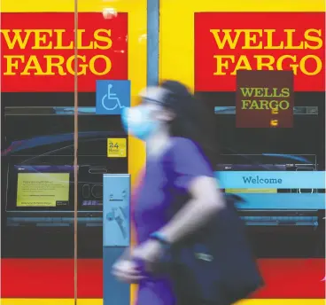  ?? Pete r Foley / Bloombe rg ?? Wells Fargo & Co. revealed on Tuesday that it was not only posting a Us$2.4-billion
quarterly loss, but that the bank is also expecting things to get worse.