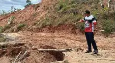  ?? ?? AHLI Dewan Undangan Negeri Galas, Mohd Syahbuddin Hashim meninjau keadaan jalan di bukit pasir yang menjadi laluan utama ke Pos Balar, Gua Musang.
