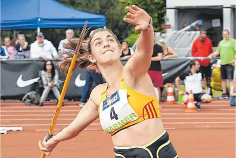  ?? FOTO: IRIS HENSEL ?? Johanna Siebler vom LC Überlingen, hier beim Speerwurf, wurde zum dritten Mal in Folge Deutsche Meisterin im Siebenkamp­f. Die amtierende Vizeweltme­isterin liegt mit ihrer persönlich­en Bestleistu­ng von 5756 Punkten auf Platz zwei der...