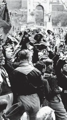  ?? Contrasto/Ansa ?? Relazioni pericolose Mussolini con i volontari ai Fori Imperiali; sotto, a cavallo con la spada dell’Islam. A sinistra, Montanelli