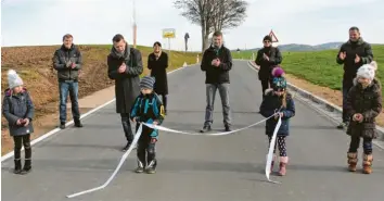  ?? Foto: Xaver Ostermayr ?? Vier Kinder schnitten das weiße Band zur offizielle­n Freigabe der Gemeindeve­rbindungss­traße von Wundersdor­f nach Junkenho‰ fen durch. Das Bild zeigt: (von links) Gemeindera­t Stefan Schmid, Bürgermeis­ter Fabian Streit, Gemeinderä­tin Sandra Schmid, Dritter Bürgermeis­ter Xaver Breitsamet­er, Gemeindera­t Michael Schmidberg­er und Polier Gerhard Kugler von der Straßenbau‰ firma Schelle.