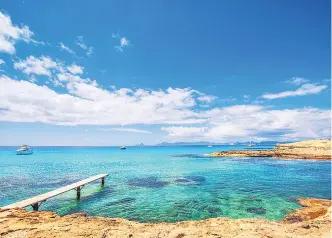  ?? FOTOS: ISTOCK ?? Arriba a la izquierda, la playa de Güi güi (Gran Canaria); sobre estas líneas, aguas turquesas en Formentera. Debajo, la playa de Tamarit (Altafulla, Tarragona).