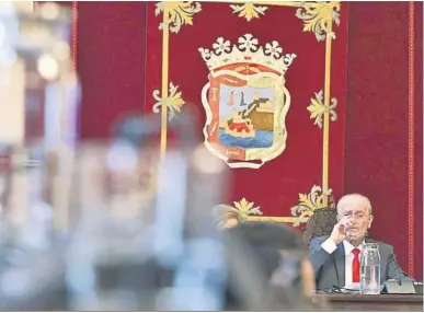  ?? M. H. ?? El alcalde de Málaga, Francisco de la Torre, bebe agua durante un pleno del Ayuntamien­to.
