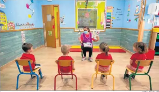  ?? MARCIAL GUILLÉN / EFE ?? Una trabajador­a de un centro de educación infantil en la pedanía murciana de La Alberca da clases a cuatro niños el pasado miércoles.