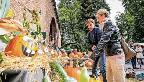  ?? FOTO: JÜRGEN LAASER ?? Auf dem Bauernmark­t Hohenbusch in Erkelenz gibt es neben Kürbissen unter anderem auch Kartoffeln und frisch geräuchert­en Fisch.