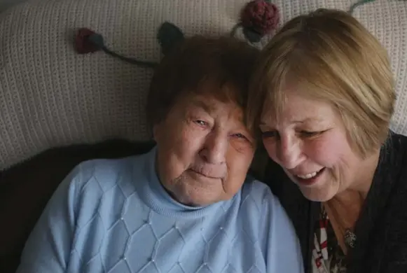  ?? RICHARD LAUTENS/TORONTO STAR ?? Doris Madder with her daughter Darlyne Lounsbury. They reunited last year for the first time since Darlyne’s birth in 1951, when Doris gave her daughter to another family to raise.