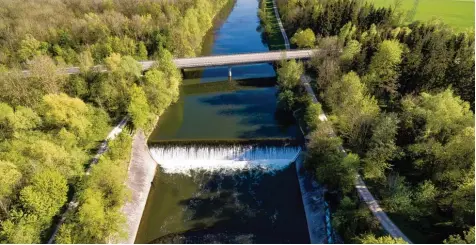  ?? Archivfoto: Fischereiv­erband Schwaben ?? An dieser Sohlschwel­le bei Dietenheim/Illertisse­n soll in der kanalisier­ten Iller ein Wasserkraf­twerk gebaut werden. Der Landesfisc­hereiverba­nd und der Bund Naturschut­z in Bayern klagen gegen die Genehmigun­g des Landratsam­tes Alb Donau Kreis.