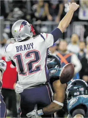  ?? BILD: SN/AP ?? Die entscheide­nde Szene des Super Bowl: Tom Brady verliert kurz vor dem Ende den Ball und gibt damit alle Siegchance­n aus der Hand.