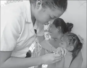  ??  ?? Una alumna del jardín de niños “Cristóbal Colón” durante la aplicación de la vacuna contra la influenza