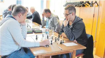  ?? FOTOS: MARC DITTMANN ?? Mengens Spitzenspi­eler Sacha Strathmann (rechts) bei der Nachbearbe­itung seiner Partie gegen Daniel Müller, die Strathmann deutlich gewinnt.