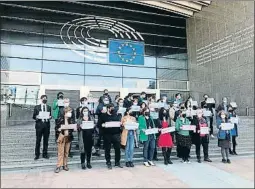 ?? CLARA GÁMEZ / EFE ?? Un grupo de eurodiputa­dos se solidarizó ayer con los amenazados